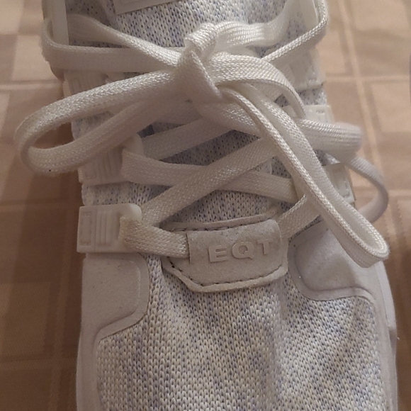 Kid's Adidas shoes size 2 - Picture 3 of 6